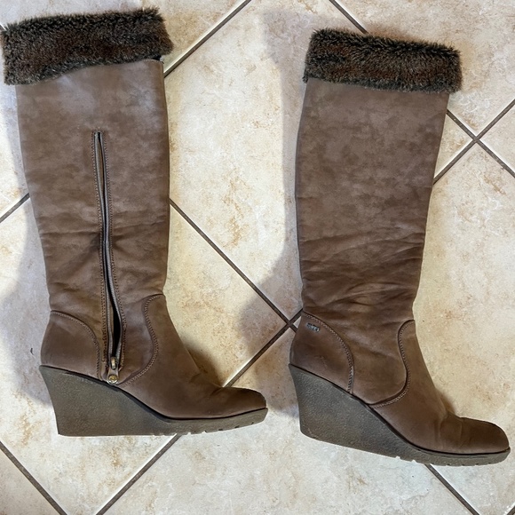 Brown suede boots - Picture 2 of 3